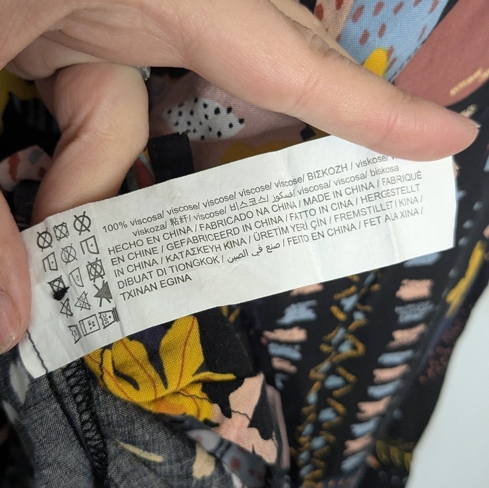 Pull&Bear Abstract Print Button Up Blouse - Lightweight V-Neck size L - Picture 8 of 9